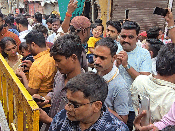 खड़े हनुमान मंदिर में भक्तों की भीड़ रहती है।