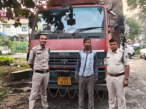 पुलिस ने लाखों के अवैध कबाड़ के साथ आरोपी को गिरफ्तार किया।