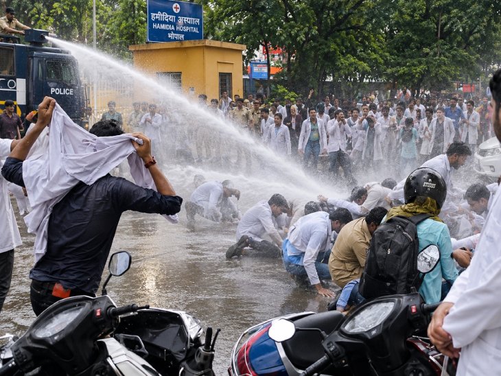 हमीदिया के गेट के सामने प्रदर्शन करते इंटर्न। - Dainik Bhaskar