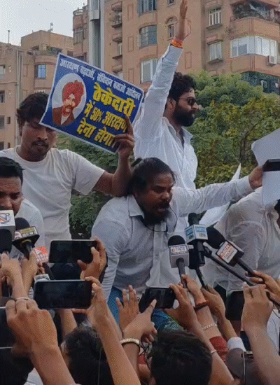 जेपी गोलंबर पर प्रदर्शनकारी बैरिकेडिंग पर चढ़कर नारेबाजी कर रहे हैं।