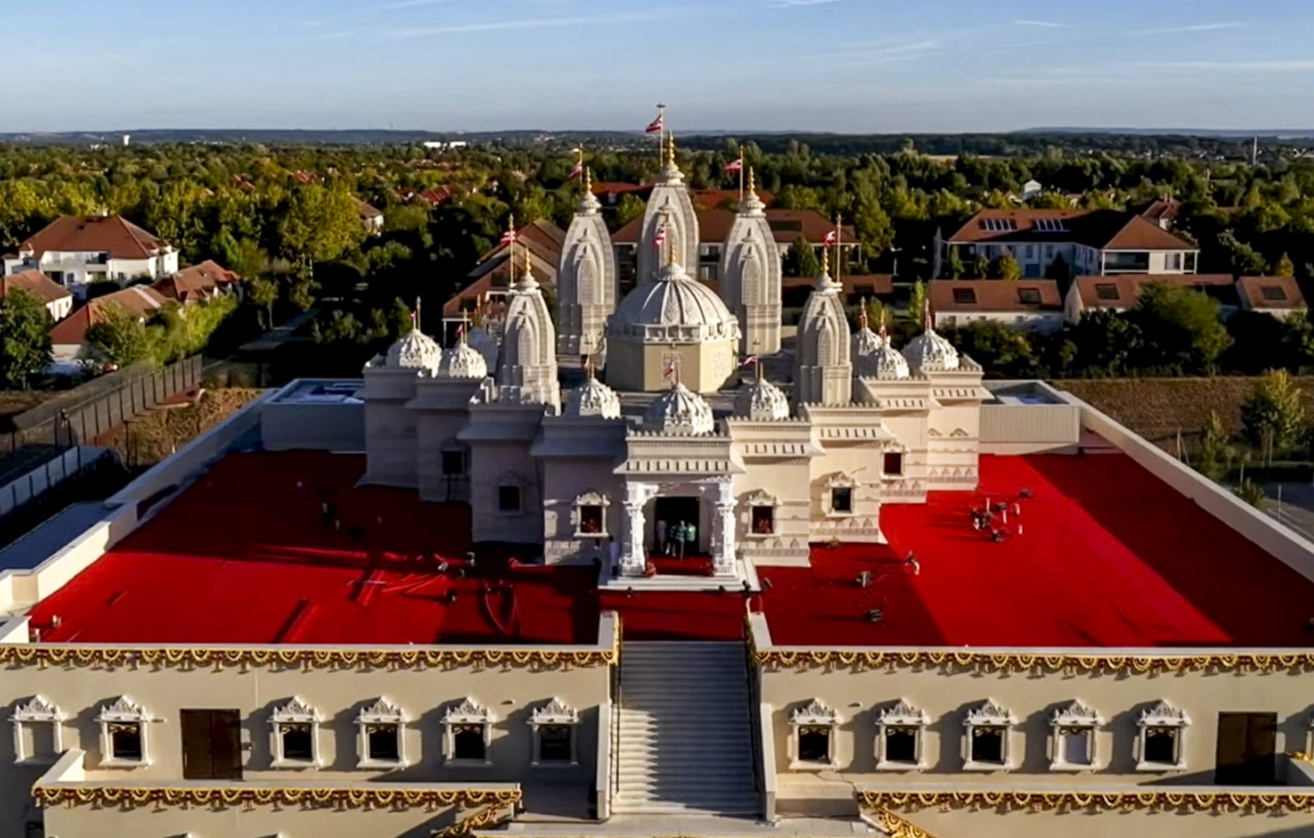 पेरिस का पहला पारंपरिक डिजाइन वाला पत्थर से निर्मित हिंदू मंदिर है।
