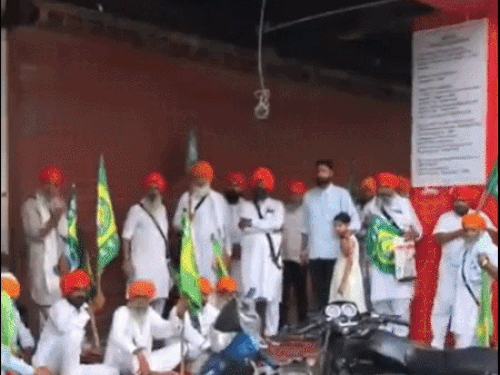 जालंधर में वीजा दफ्तर के बाहर धरना लगाते किसान। - Dainik Bhaskar