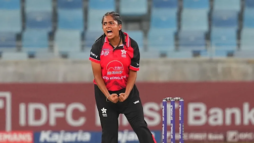 जॉयलीन कौर ने 19 रन देकर 4 विकेट लिए, जो उनका T20I करियर का सर्वश्रेष्ठ प्रदर्शन है।