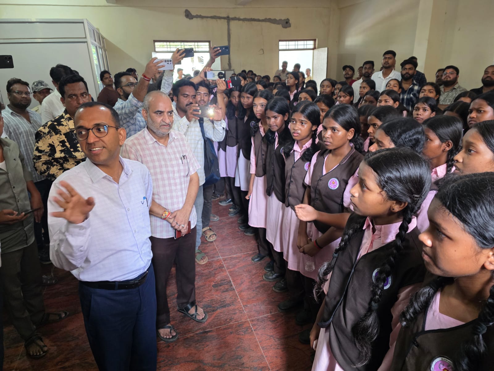 कलेक्टर अजीत वसंत से मिलकर छात्राओं ने बिजली, टीचर्स और सफाई की समस्या बताई।
