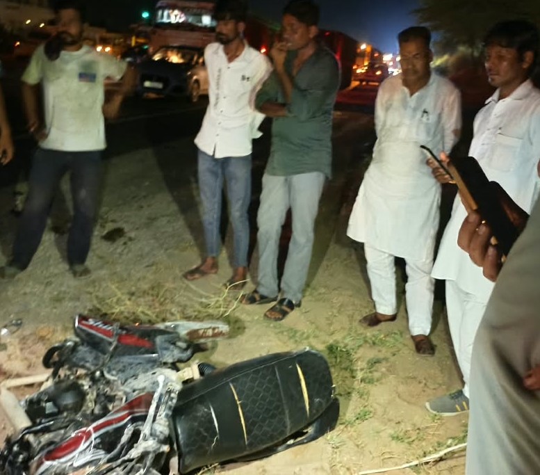 हादसे में बाइक बुरी तरह से क्षतिग्रस्त हो गई।