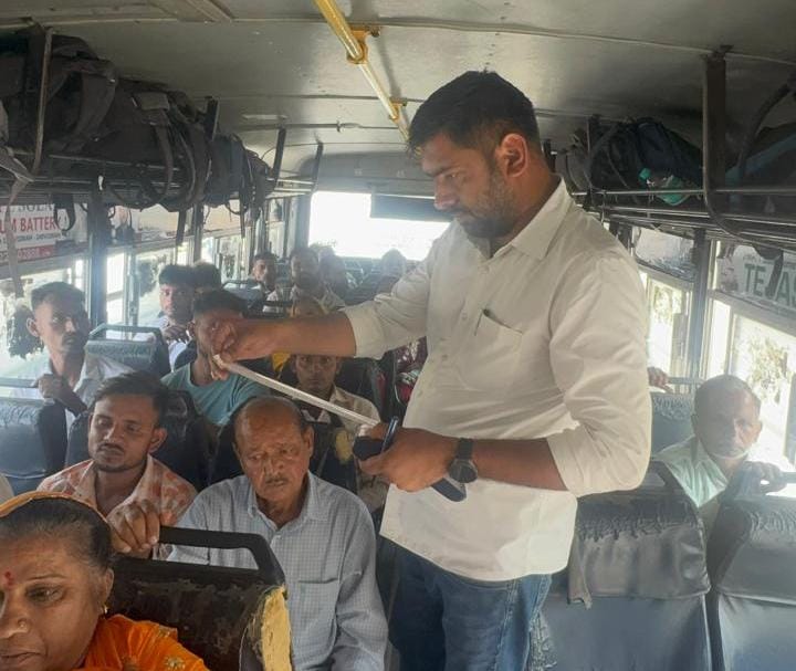 जयपुर आमेर रोड पर बसों में चेकिंग करते रोडवेज के अधिकारी।