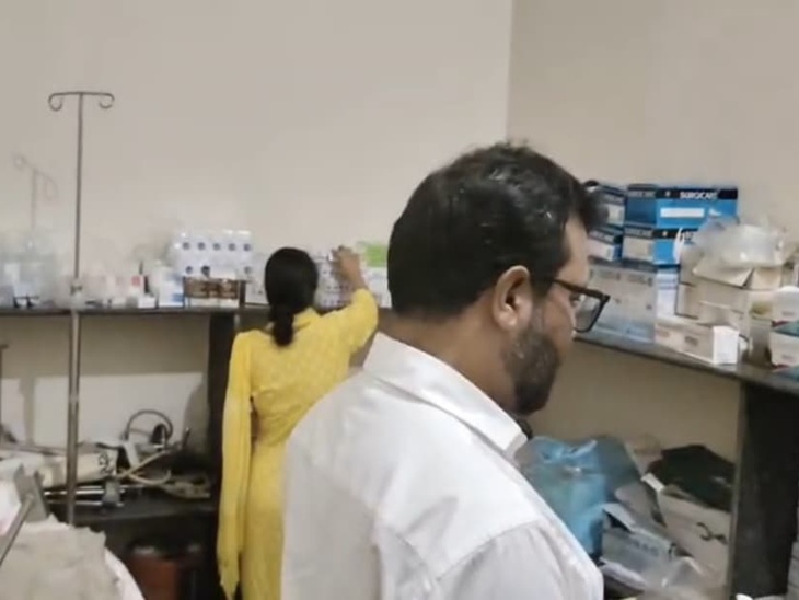 हॉस्पिटल के फार्मेसी की जांच करती टीम।
