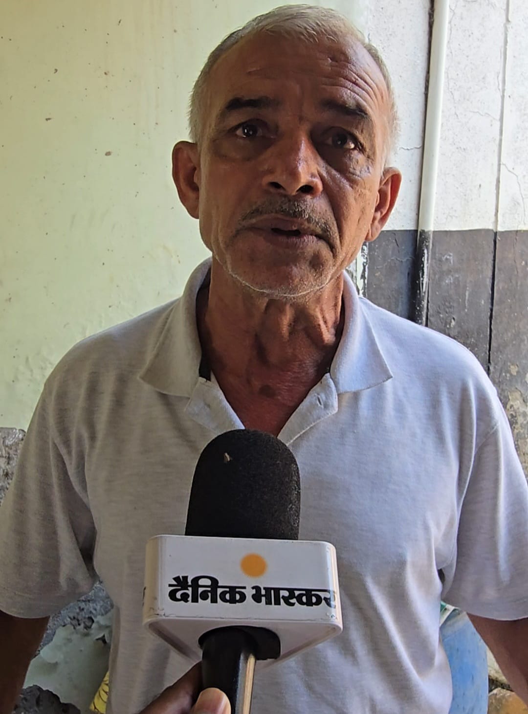 अजीत सिंह ने नम आंखों के साथ कहा कि हम अपने गांव में ही कैद होकर रह गए हैं।