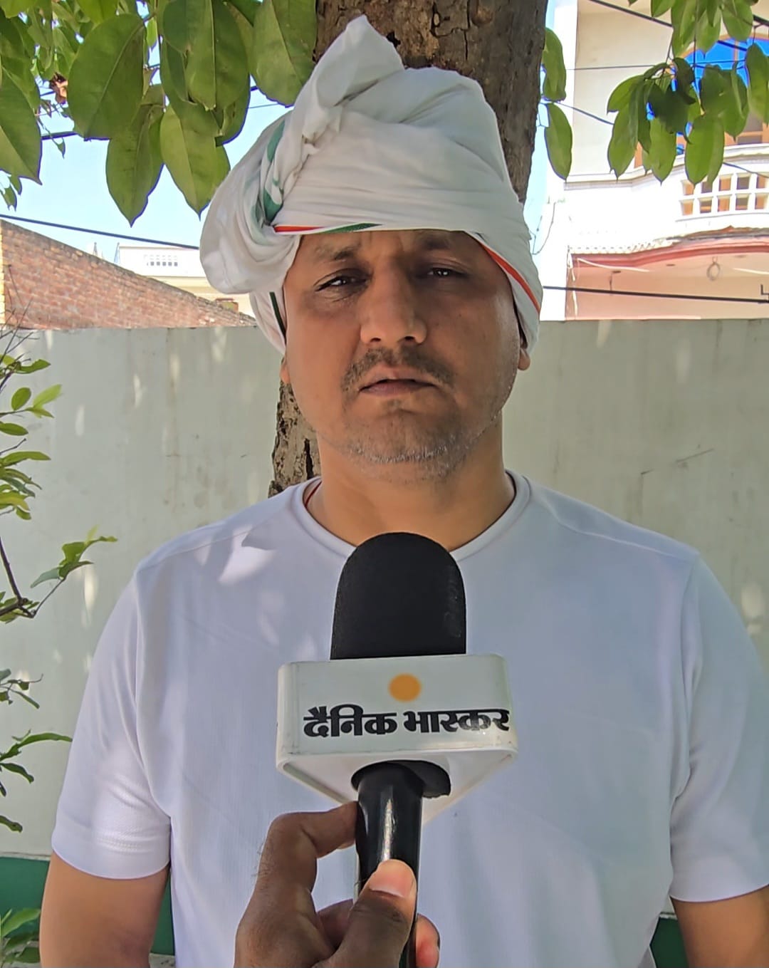 सुमेर ने कहा कि 45 साल की उम्र में उन्होंने गांव में ऐसा माहौल पहले कभी नहीं देखा।