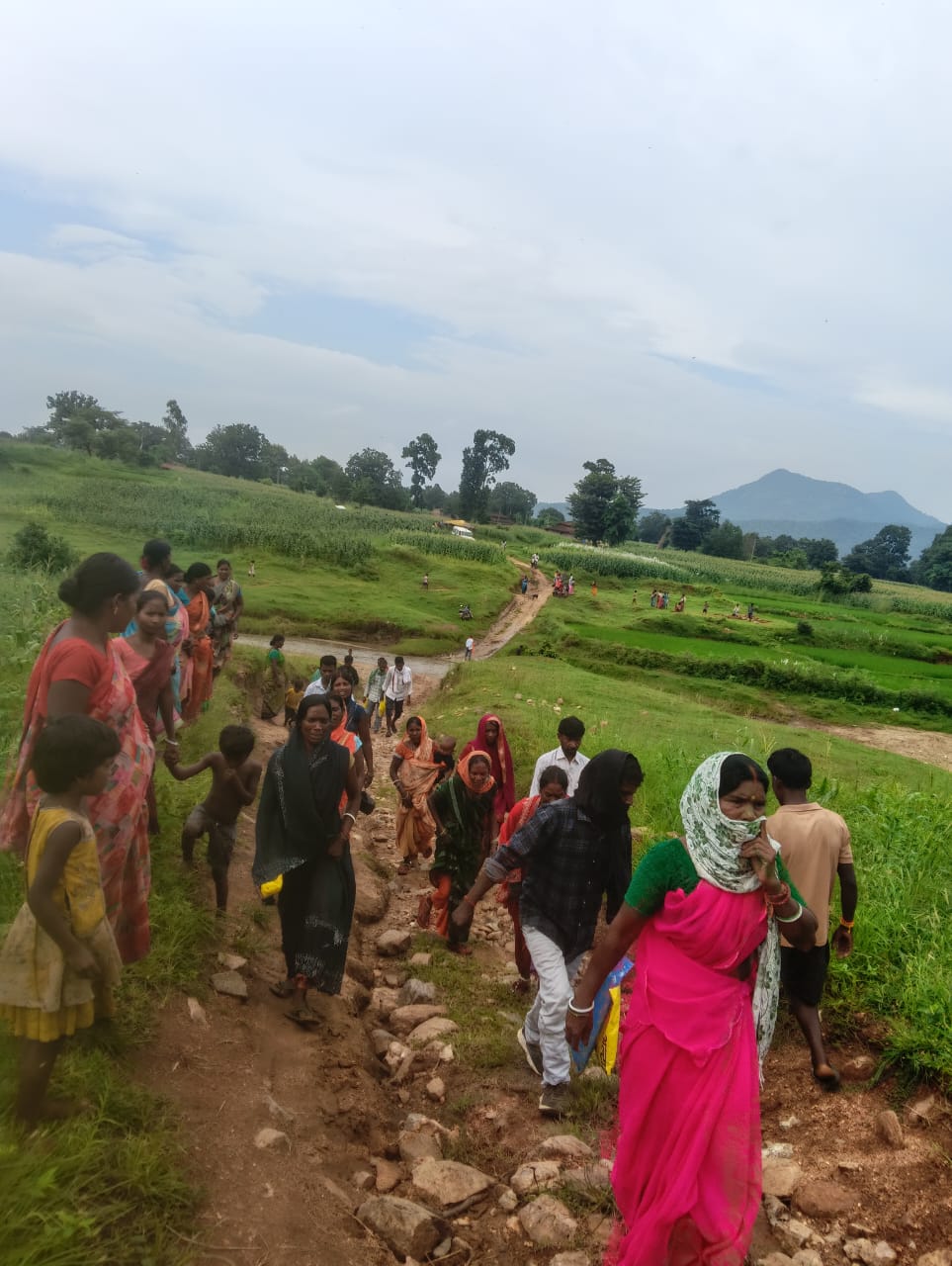 अंतिम यात्रा के दौरान परिजनों और ग्रामीणों की आंखों में आंसू थे, लेकिन इसके साथ वर्षों से चली आ रही सड़क की समस्या को लेकर आक्रोश भी नजर आया।