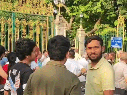 गार्डन में रोजाना बड़ी संख्या में लोग मॉर्निंग वॉक, योग और एक्सरसाइज के लिए पहुंचते हैं। लेपर्ड के घुसने की जानकारी के बाद पार्क के बाहर भीड़ लग गई।