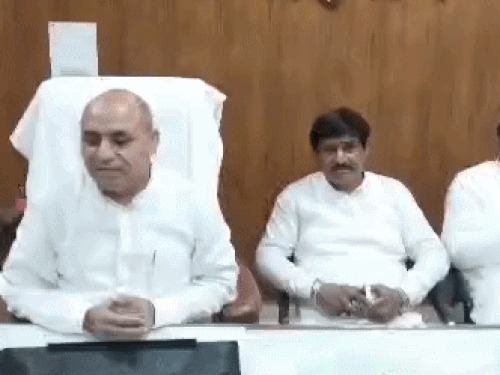 रोहतक में पत्रकारों से बात करने के लिए बैठे मेयर रामअवमार वाल्मीकि।