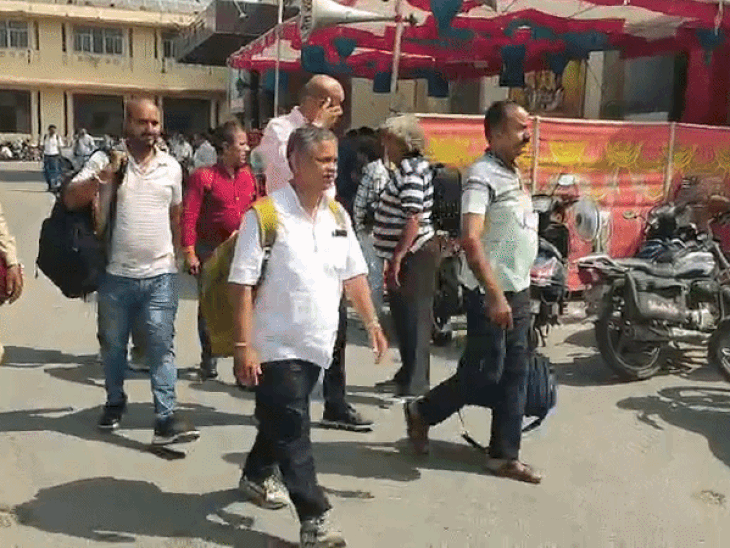 मतदान दल अपनी बसों की तरफ रवाना होते हुए।