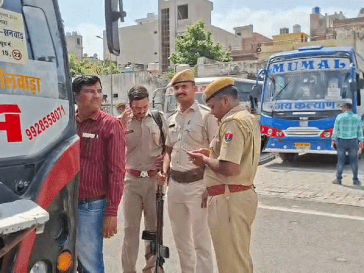 मतदान दल के साथ हथियार के साथ सुरक्षाकर्मी।