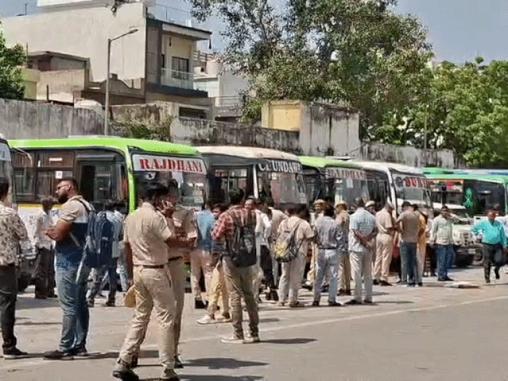 मतदान दल में कर्मचारी और सुरक्षाकर्मी।