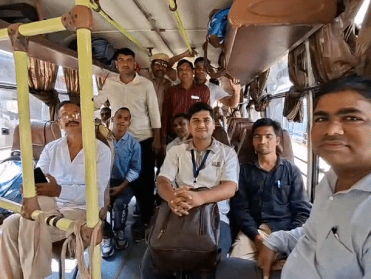 मतदान दल की बस में सवार कर्मचारी।