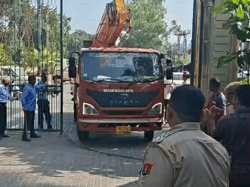 इस क्रेन को करीब 40 फीट ऊंचाई तक सेट किया गया। इसके बाद निशाना लगाया गया।