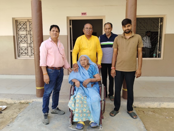 सुजानगढ़ के वार्ड नंबर 26 में 106 साल सुखी देवी ने वोट डाला।