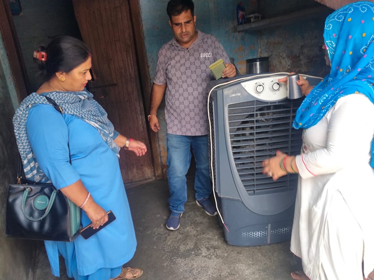 कूलर में लारवा मारने की दवाई डालते स्वास्थ्य विभाग के अधिकारी।