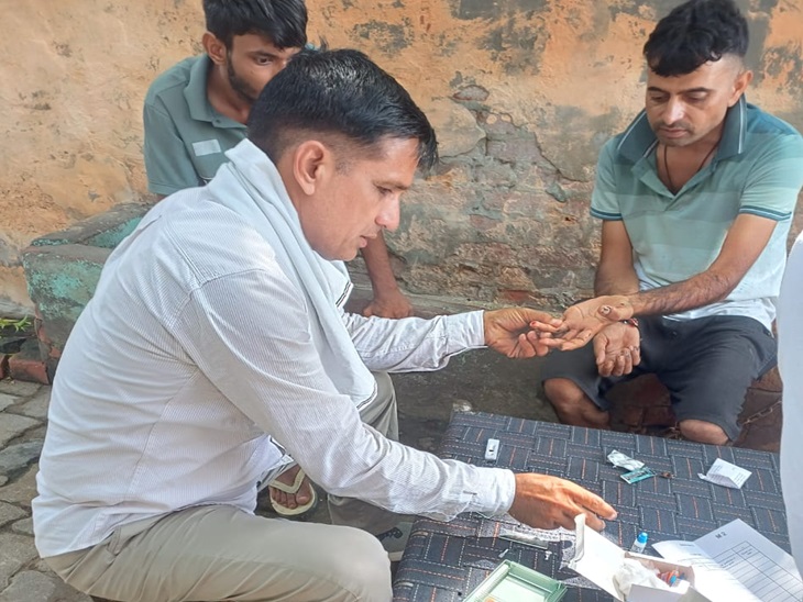 डेंगू का मरीज मिलने पर परिजनों के ब्लड का सैंपल लेते हुए स्वास्थ्य विभाग की टीम।