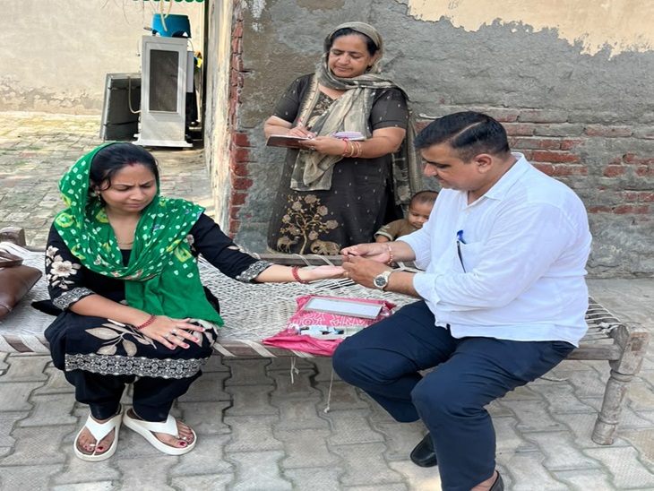 डेंगू का मरीज मिलने पर परिजनों के ब्लड का सैंपल लेते हुए स्वास्थ्य विभाग की टीम।