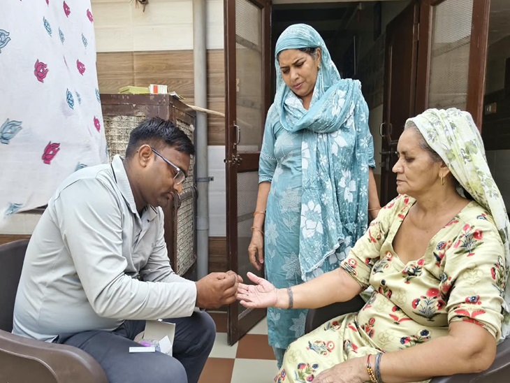 रोहतक में डेंगू का मरीज मिलने पर परिजनों के ब्लड का सैंपल लेते हुए स्वास्थ्य विभाग की टीम। - Dainik Bhaskar