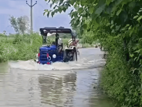यूपी के गोंडा में घाघरा नदी के उफान पर आने से 30 गांव की 25 हजार आबादी बाढ़ से घिर गई है।
