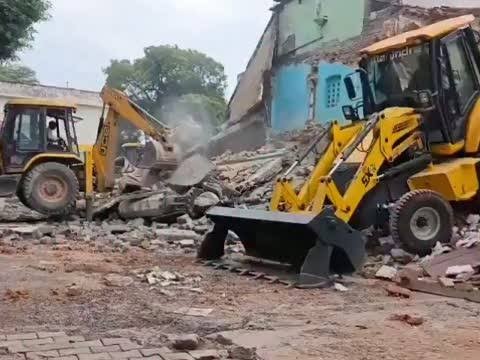 अपील खारिज होने के बाद प्रशासन ने 5 सितंबर को भारी सुरक्षा व्यवस्था के बीच मस्जिद को ध्वस्त कर दिया।