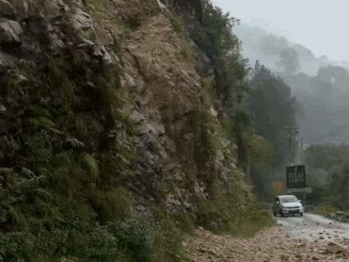 उत्तराखंड के बागेश्वर कपकोट रोड आरे के पास पहाड़ों से लगातर पत्थर गिरने से हाईवे बंद हो गया है।