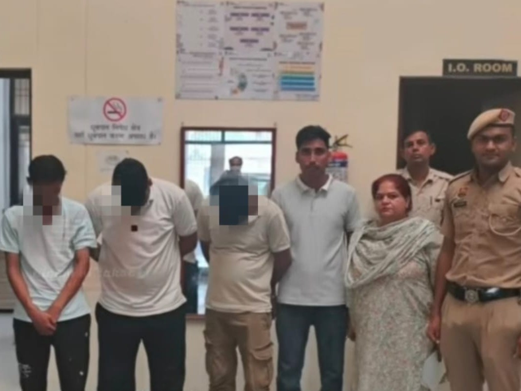 4 महिलाएं और 4 पुरुष मिले, इनमें होटल स्टाफ भी शामिल, कैश भी मिला|महेंद्रगढ़,Mahendragarh - Dainik Bhaskar