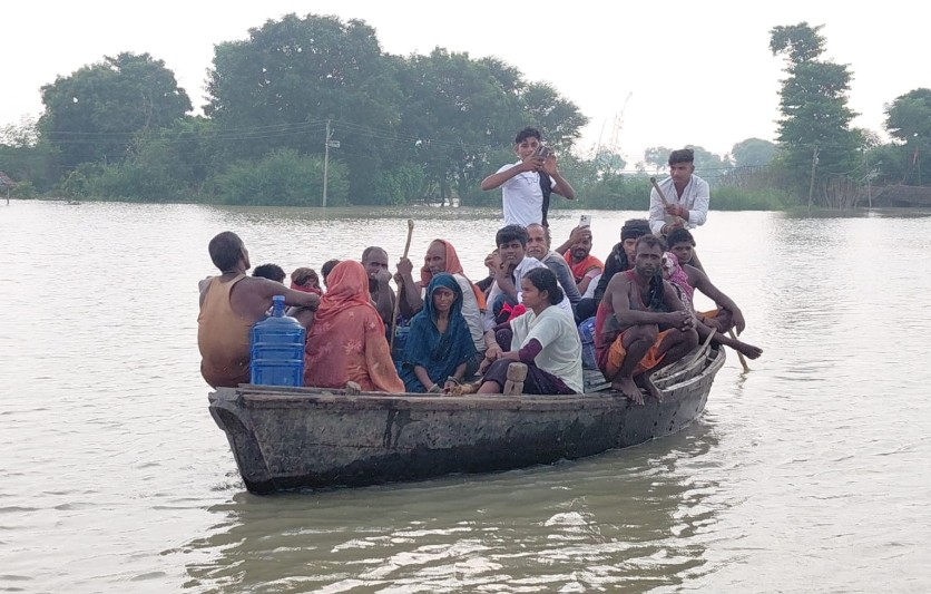 बिहार के खगड़िया के गांवों में कमर तक पानी भर चुका है। आने-जाने के लिए नाव की मदद ले रहे हैं।
