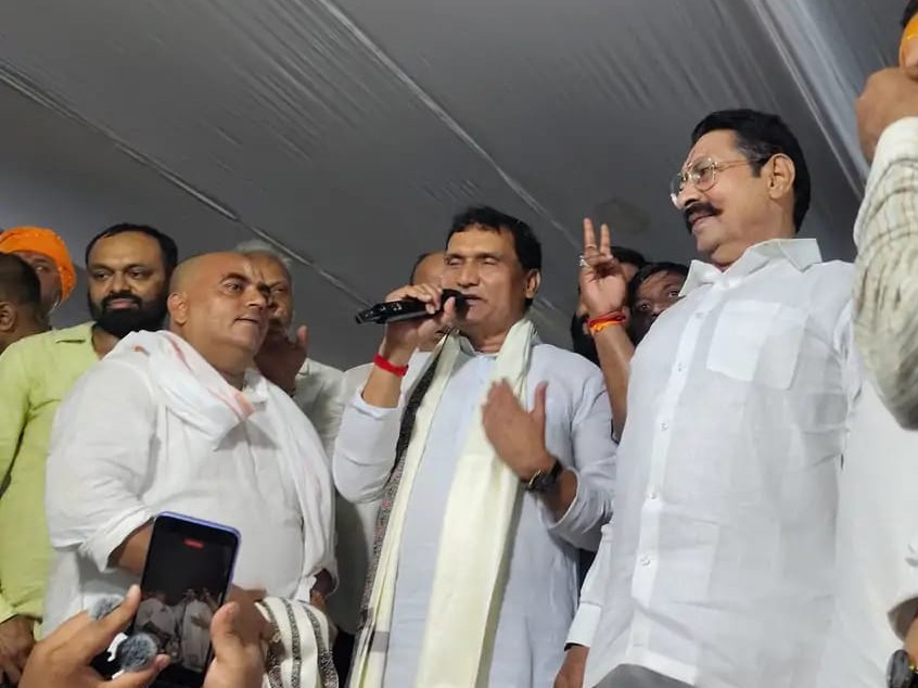 मोकामा से बाहुबली विधायक अनंत सिंह के साथ पटना स्नातक क्षेत्र से एमएलसी प्रत्याशी अनुज सिंह सभा को संबोधित करते हुए।