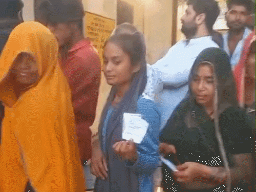 सुबह से ही महिलाओं में मतदान के लिए उत्साह देखा गया। इस दौरान भारी संख्या में महिलाएं बूथ पर वोटिंग करने के लिए लाइन में खड़ी रहीं।