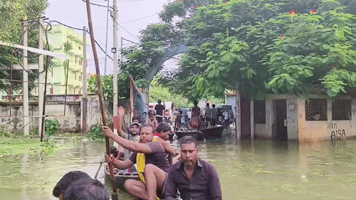 भागलपुर के तिलकामांझी यूनिवर्सिटी के कैंपस में नाव चल रही है।
