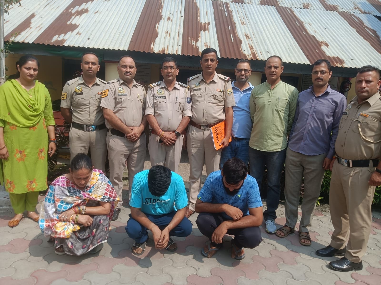 अंब थाना पुलिस की गिरफ्त में पकडे़ गए आरोपी। - Dainik Bhaskar