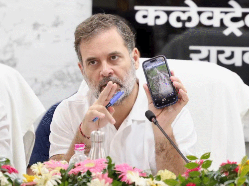 राहुल गांधी ने बुधवार को रायबरेली में अधिकारियों के साथ मीटिंग में सड़कों की तस्वीरें दिखाईं। - Dainik Bhaskar