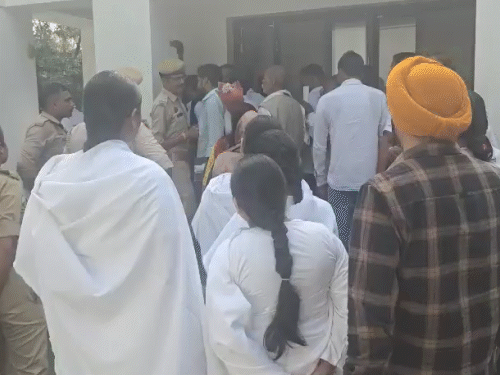 रायबरेली में राहुल गांधी के जनता दरबार के दौरान भुएमऊ गेस्ट हाउस पर लोगों की भारी भीड़ उमड़ी।