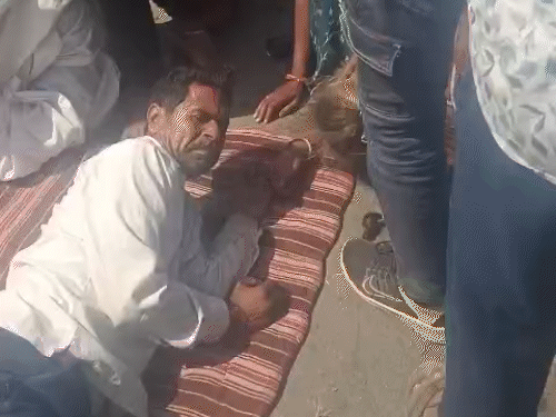 घायलों को अस्पताल में रेफर किया गया।