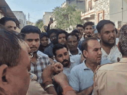 झुंझुनूं नगर परिषद के वार्ड 35 में माकपा प्रत्याशी महिपाल पूनियां ने फर्जी वोटिंग का आरोप लगाया। इसके बाद पूनियां के समर्थकों ने हंगामा शुरू कर दिया।