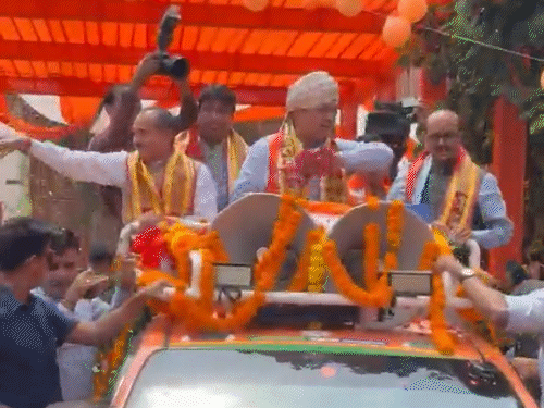 जयपुर में सीएम भजनलाल शर्मा के साथ रोड शो में प्रदेशाध्यक्ष मदन राठौड़ भी ओपन जीप में सवार थे।