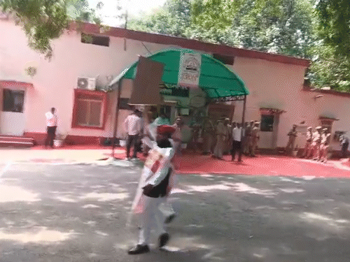 रायबरेली में हरचंदपुर से सपा विधायक राहुल लोधी और बछरावां से सपा विधायक श्याम सुंदर भारती ने पोस्टर-बैनर लेकर दिशा बैठक हॉल के बाहर प्रदर्शन किया।