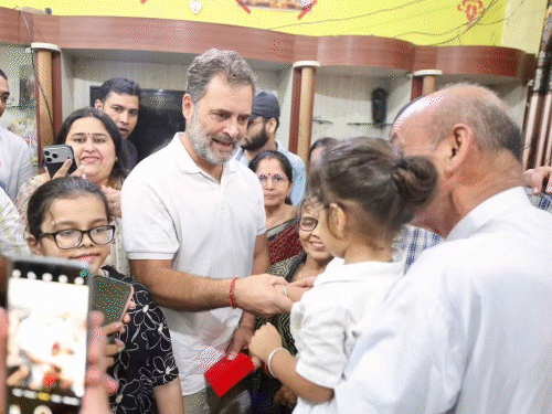 रायबरेली में सर्राफा कारोबारी के घर बैठक के दौरान राहुल ने बच्ची से हाथ मिलाया। महिलाओं ने उन्हें बुके दिया।
