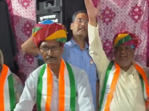 सीकर के वार्ड नंबर 27 में कांग्रेस प्रत्याशी प्रकाश किरोड़ीवाल को सिक्कों से तोला गया।