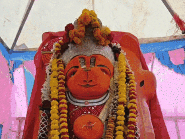 खड़े हनुमान के दर्शन के लिए राेज बड़ी संख्या में श्रद्धालु पहुंच रहे हैं। - Dainik Bhaskar