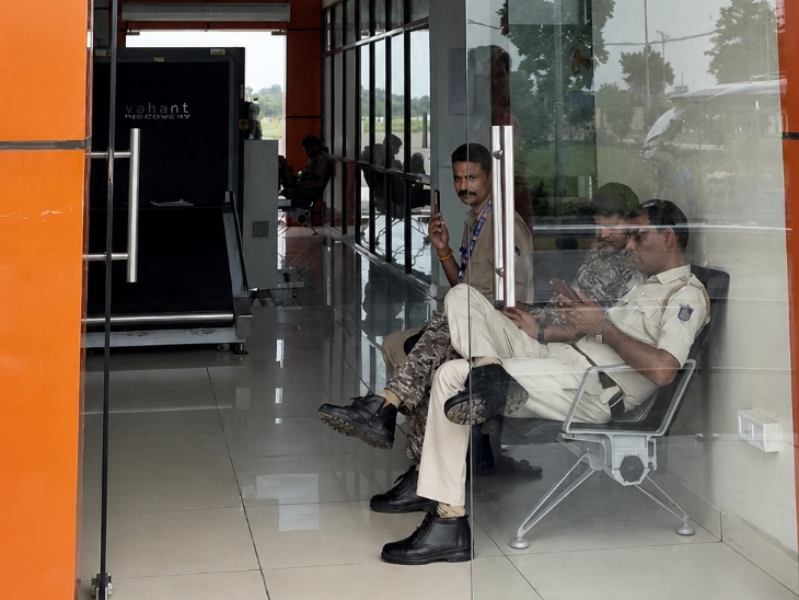 एयरपोर्ट के गेट पर पुलिस के साथ CISF के जवान तैनात रहते हैं। एयरपोर्ट पर कोई आता नहीं है, इसलिए वे भी मोबाइल में व्यस्त दिखे।
