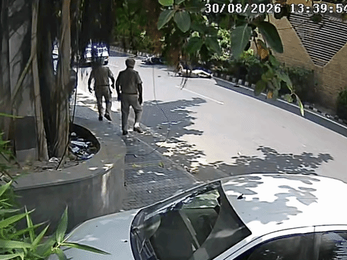मौके पर मौजूद पुलिसकर्मी ASI की मदद के लिए दौड़े।