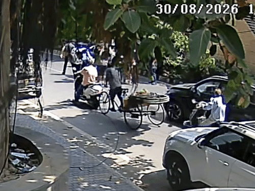 पुलिसकर्मी और लोग ASI पवन शर्मा को स्ट्रेचर पर रखकर अस्पताल ले गए।