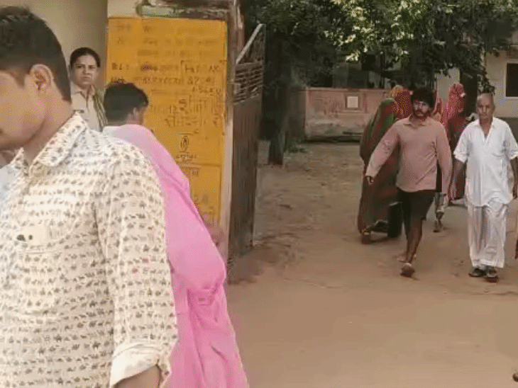 परिजन बुजुर्ग मतदाताओं को लेकर पहुंचे।