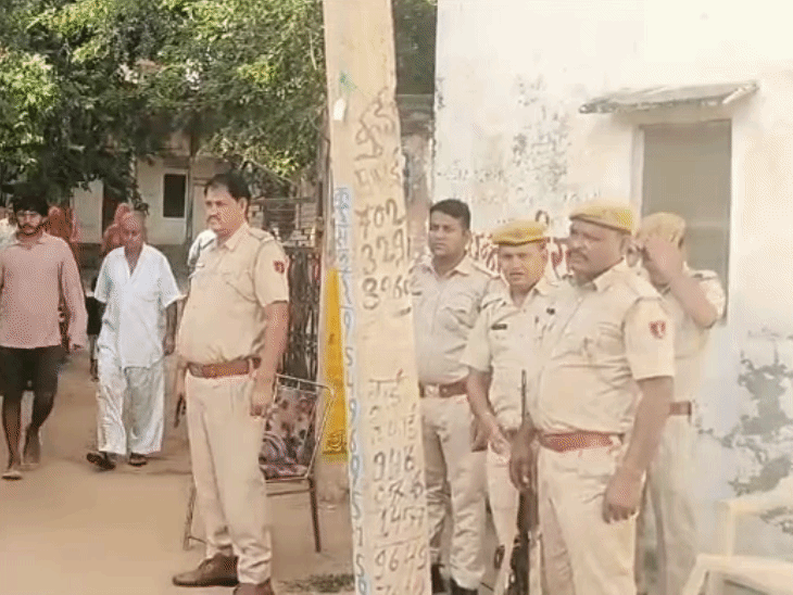 मतदान स्थल पर पुलिस बल तैनात।