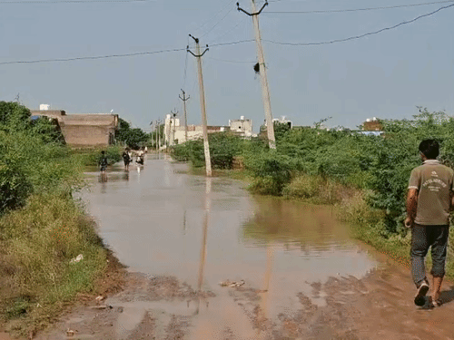 रास्ते में भरे पानी में डूबने से बच्ची की मौत हुई।